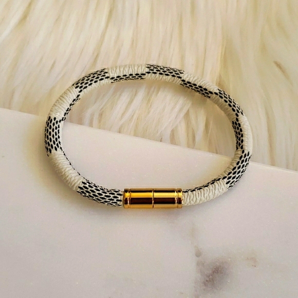 White Faux Leather Magnetic Bracelet - Picture 2 of 7